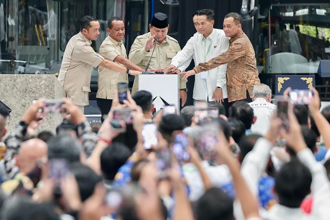 Pemda di Jawa Tengah Pesan Puluhan Bus Listrik, Prabowo Puji Ahmad Luthfi
